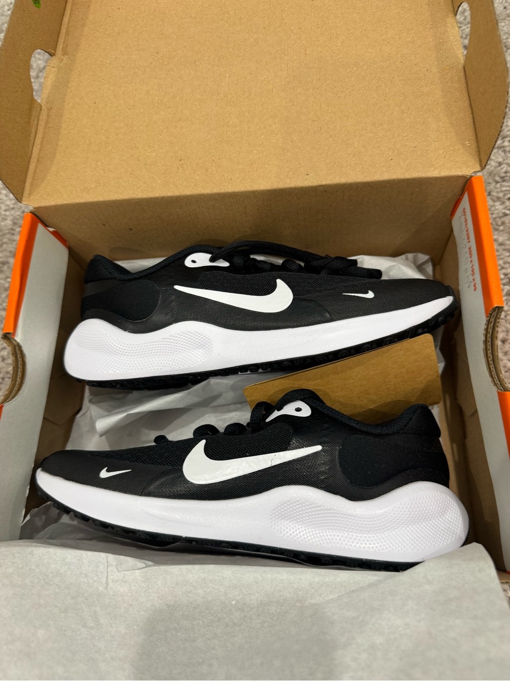 NWT Nike Revolution 7 GS Running Shoes Black White Youth 1.5Y Sneakers